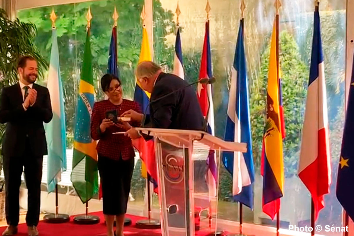 Dulce Papy-Garcia reçoit la médaille du Sénat